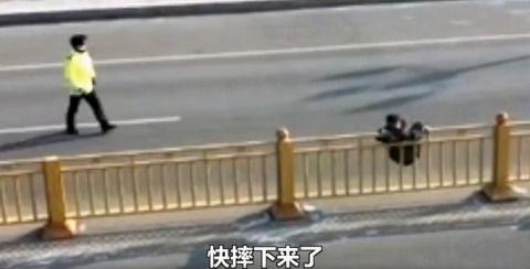 吃瓜爆料女生翻护栏